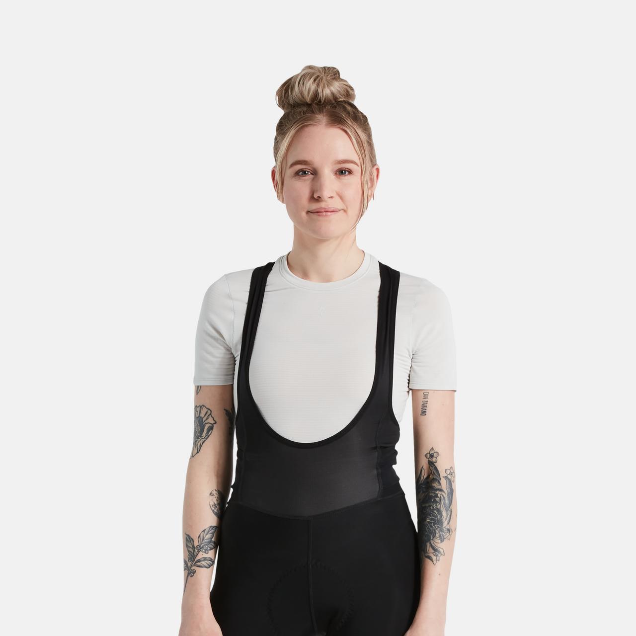 64122-105_APP_POWERGRID-BASELAYER-SS-WMN-DOVGRY-M_PLP-HERO-SQUARE.jpg
