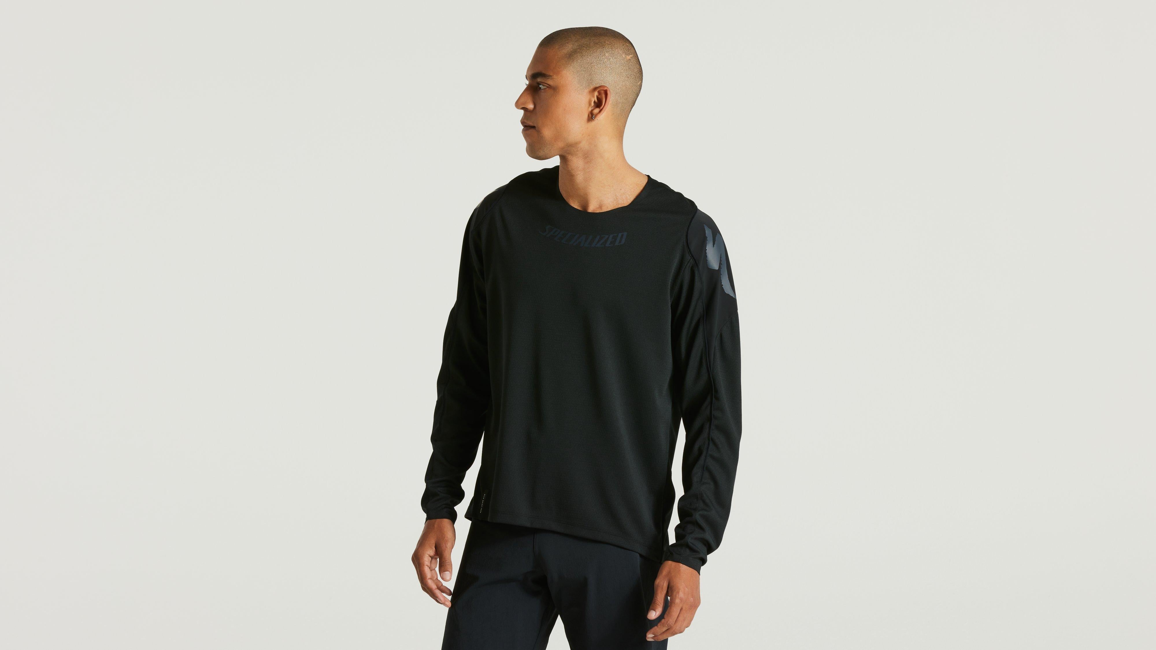 64122-320_APP_GRAVITY-JERSEY-LS-BLK-M_FRONT-3-4.jpg
