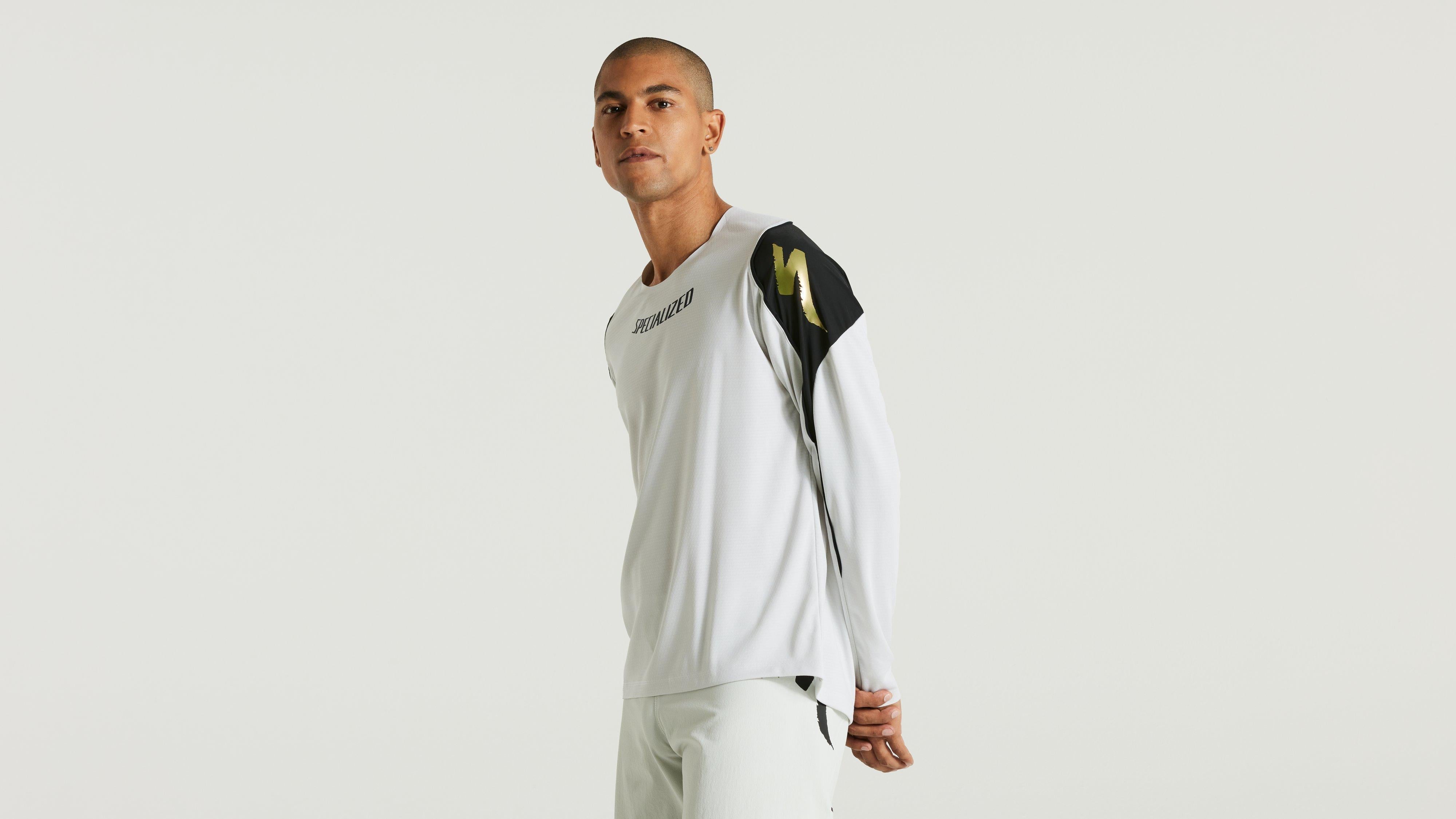 64122-321_APP_GRAVITY-JERSEY-LS-DOVGRY-M_FRONT-3-4.jpg