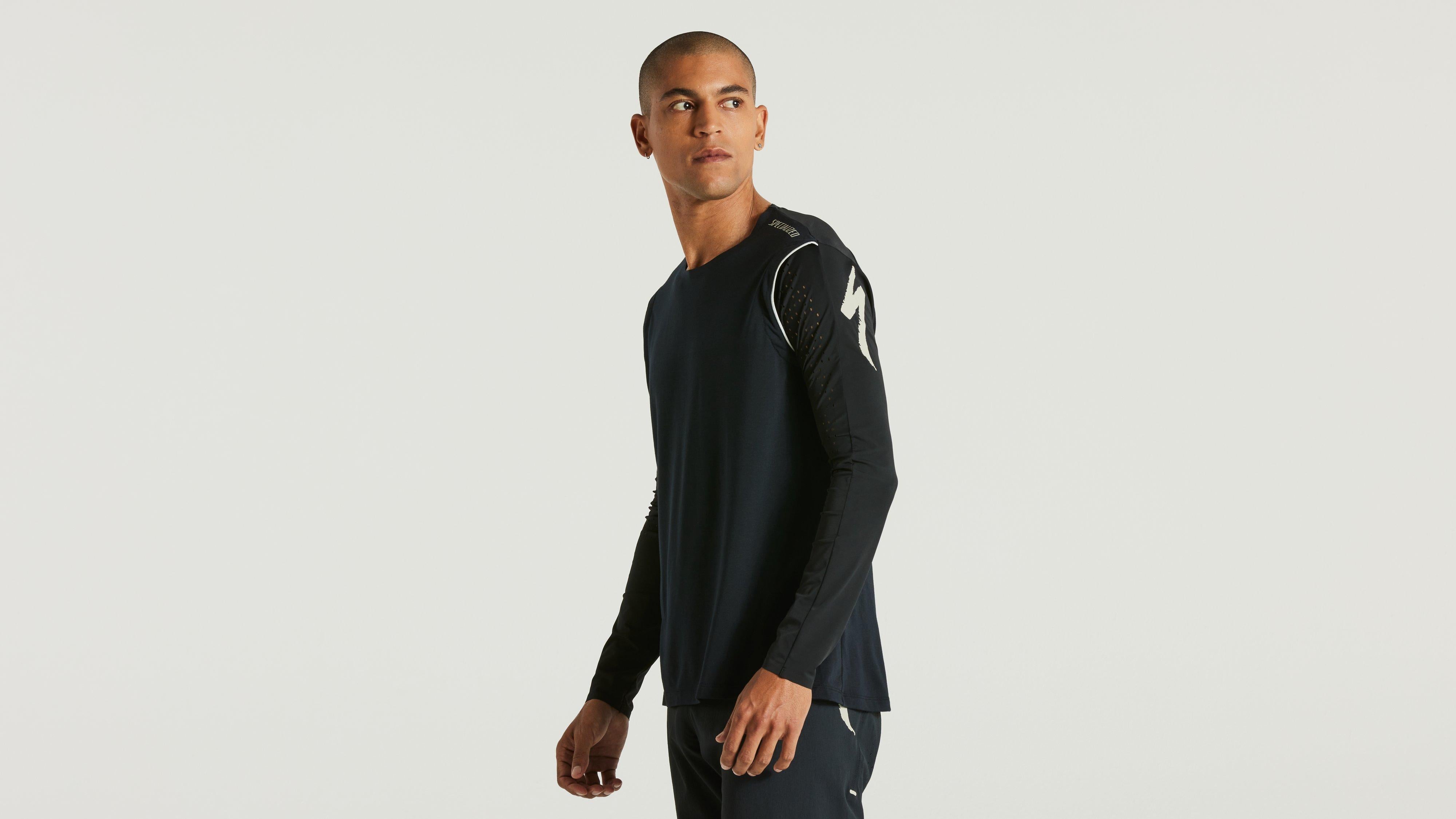 64122-330_APP_GRAVITY-RACE-JERSEY-LS-BLK-M_FRONT-3-4.jpg