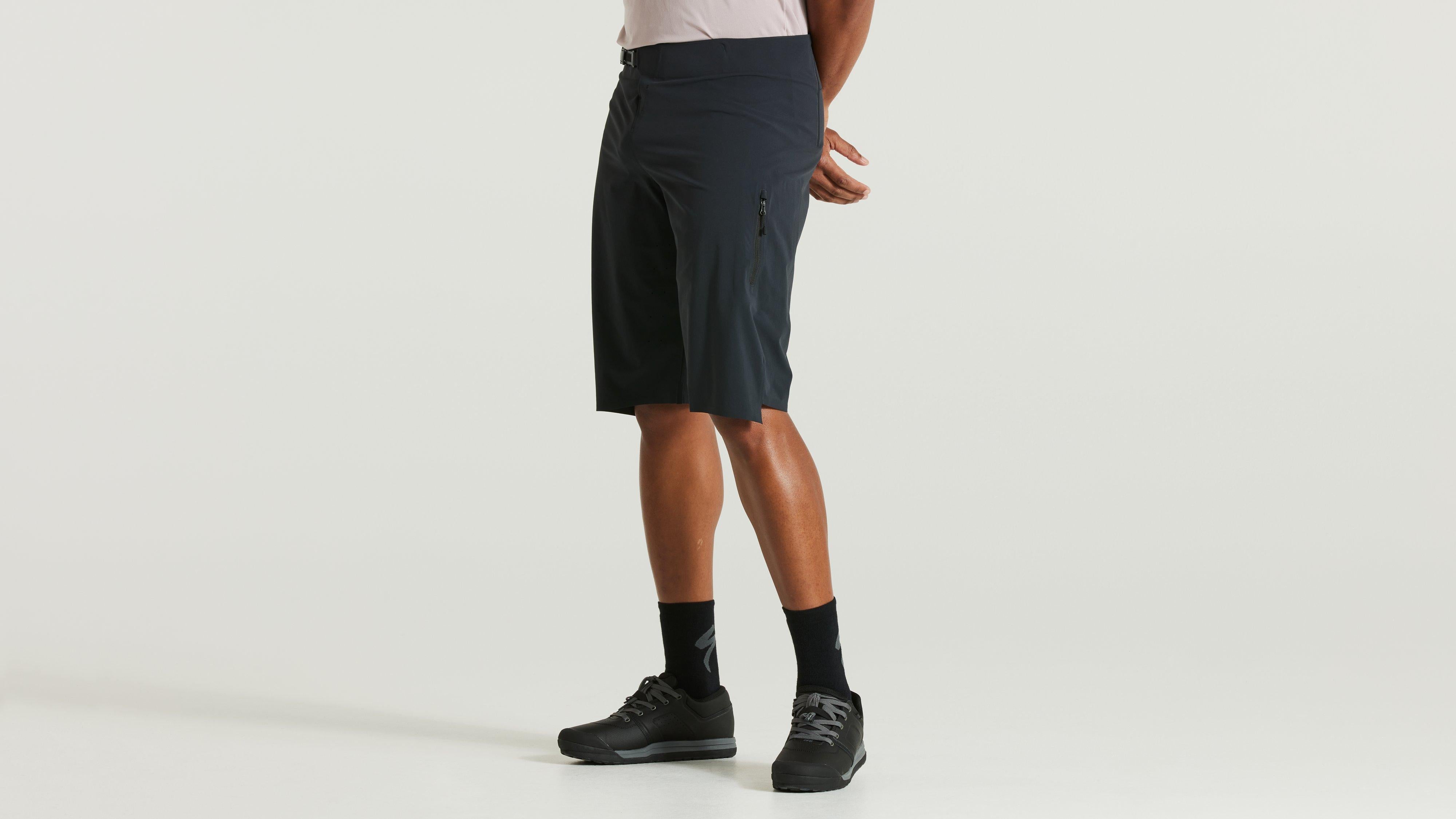 64221-360_APP_TRAIL-AIR-SHORT-MEN-BLK-32_FRONT-3-4.jpg