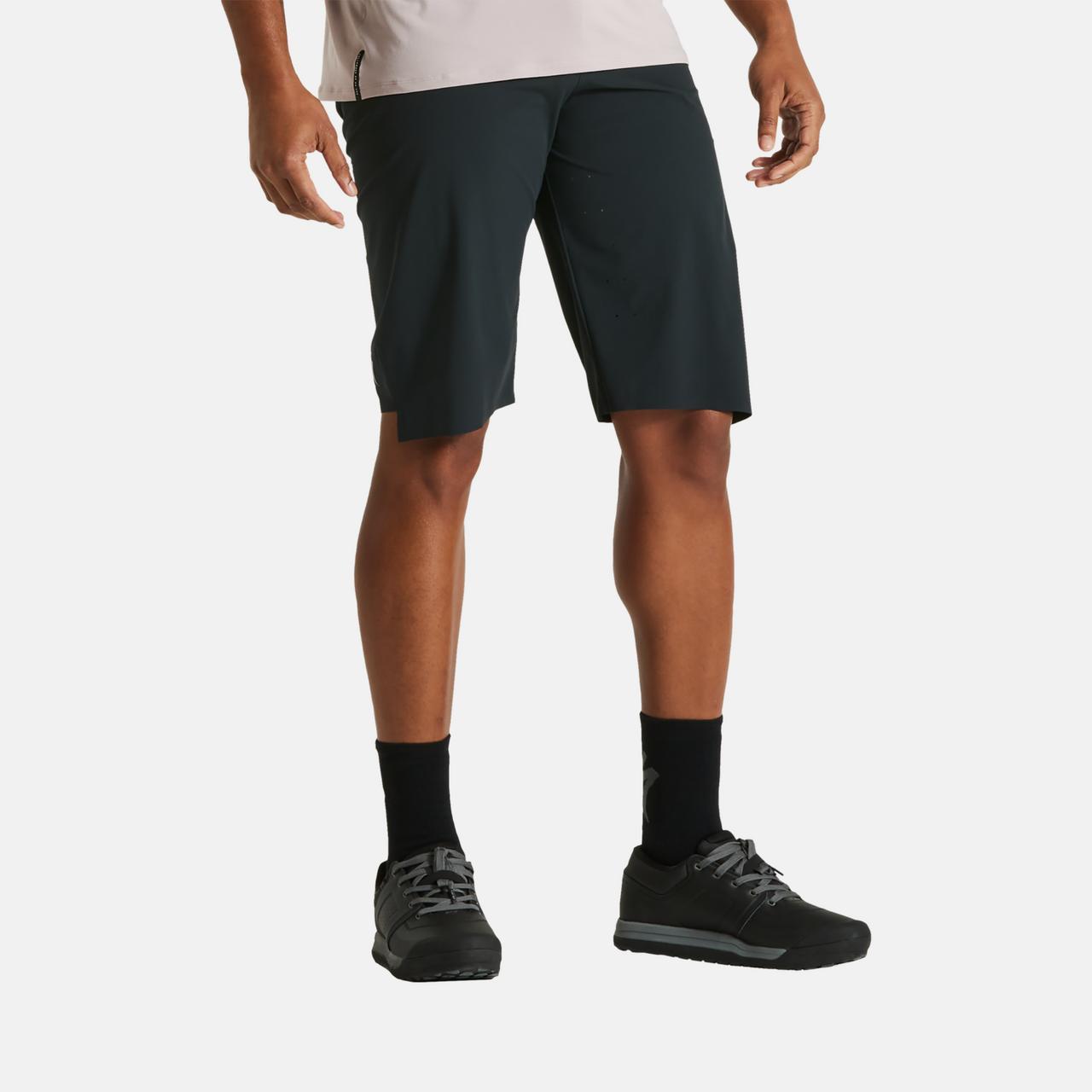 64221-360_APP_TRAIL-AIR-SHORT-MEN-BLK-32_PLP-HERO-SQUARE.jpg