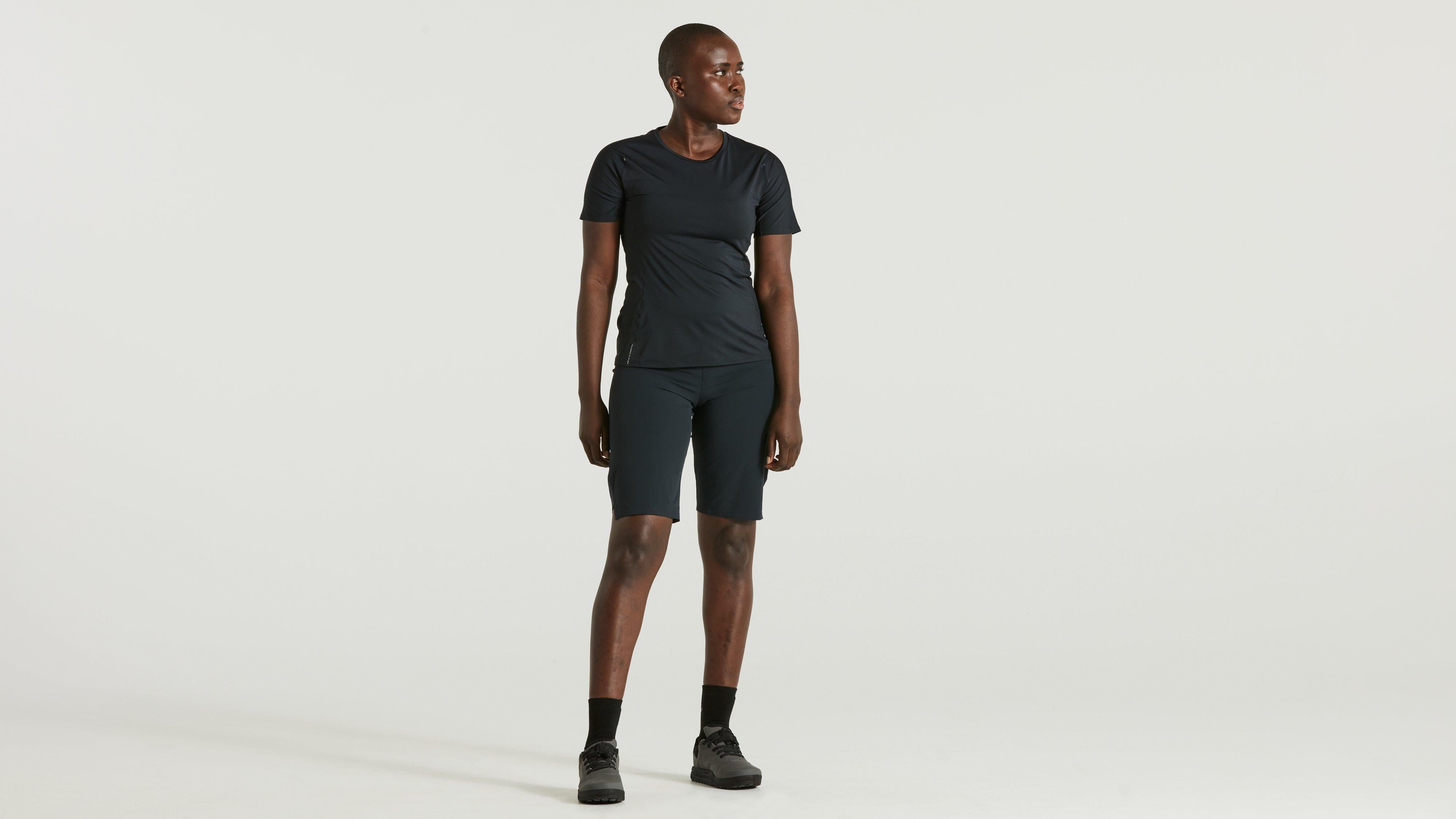 64221-370_APP_TRAIL-AIR-SHORT-WMN-BLK-S_HERO.jpg