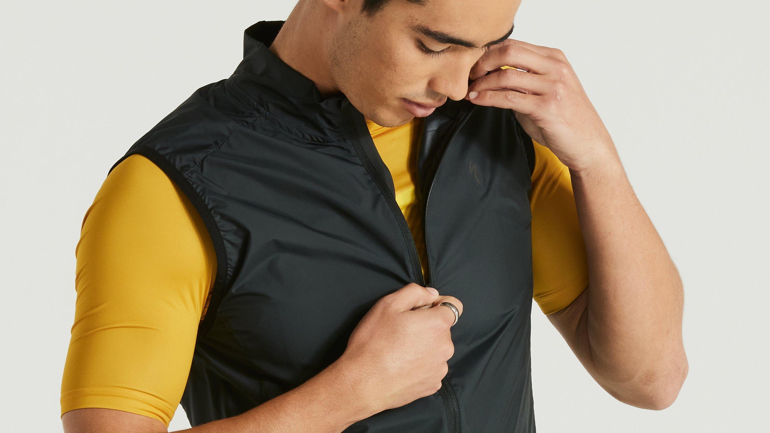 64421-200_APP_RACE-SERIES-WIND-GILET-MEN-BLK-M_DETAIL1.jpg