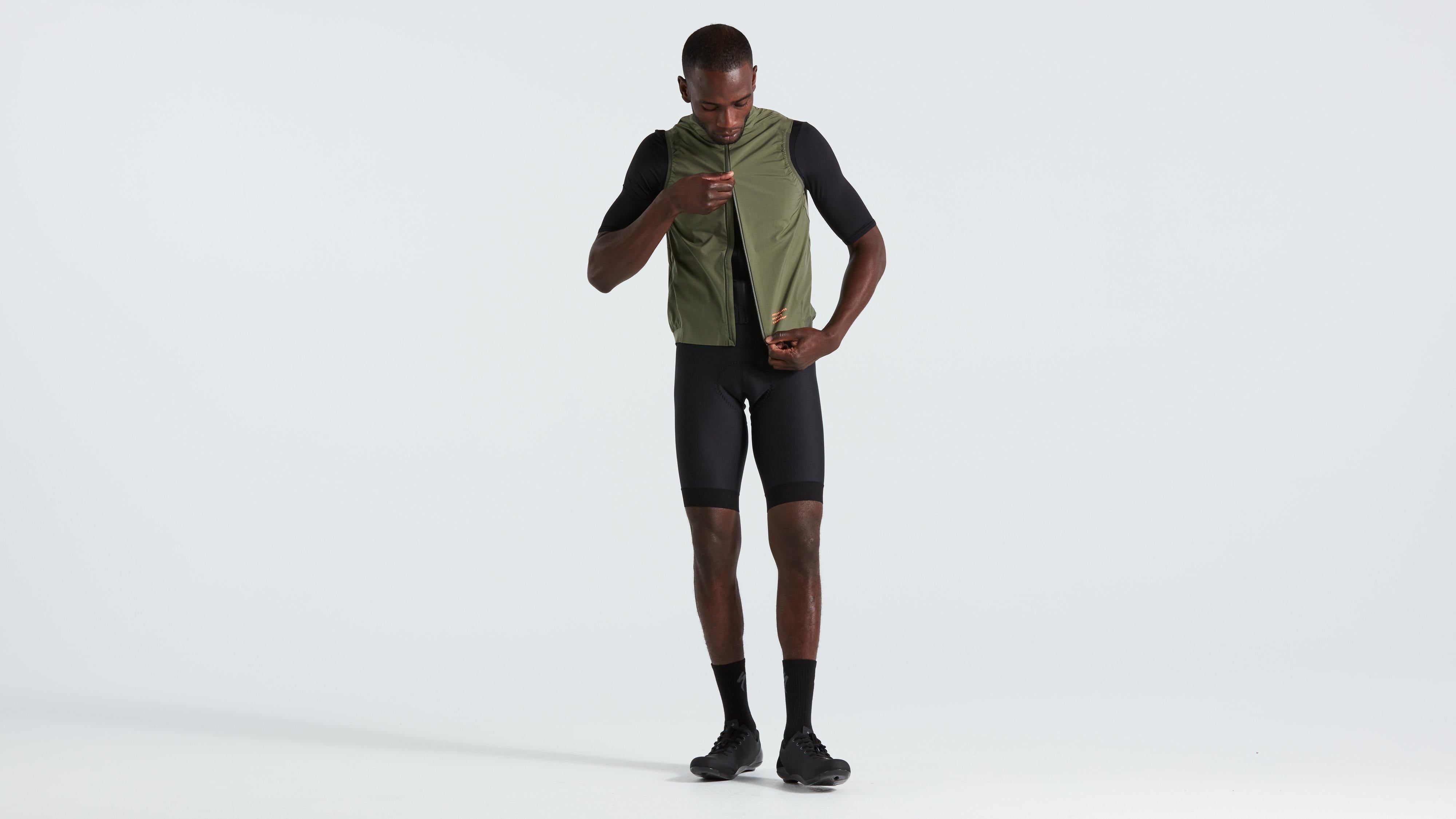 64422-023_APP_PRIME-WIND-VEST-MEN-OAKGRN-M_HERO.jpg