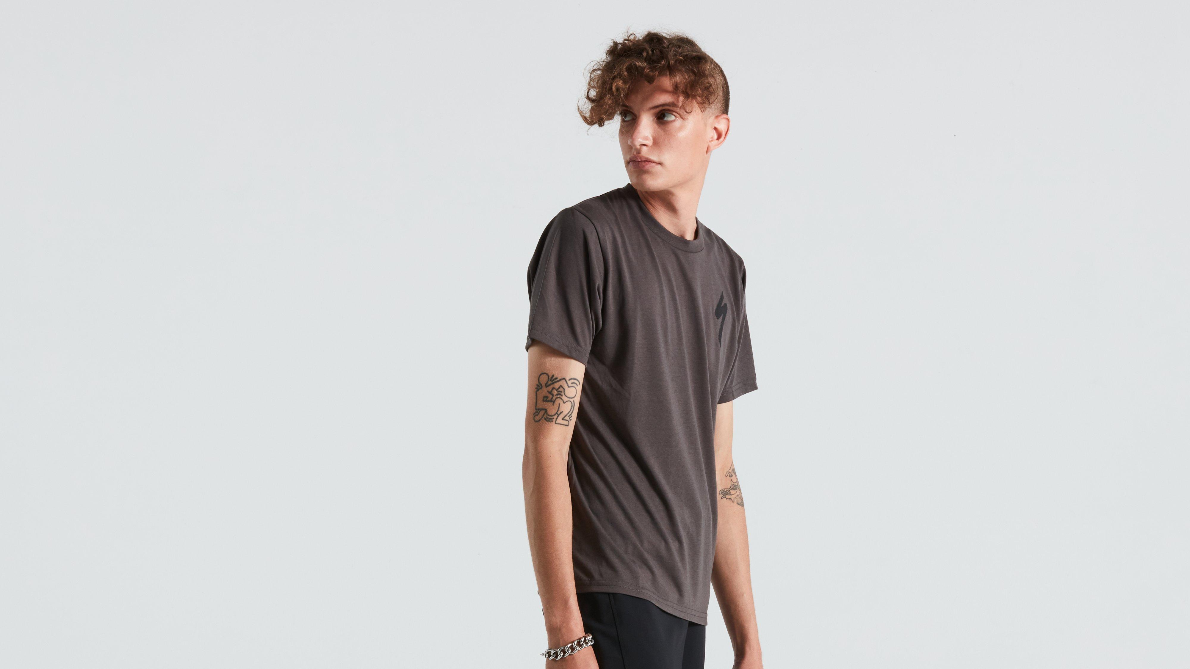 64622-021_APP_S-LOGO-TEE-SS-MEN-CHR-M_FRONT-3-4.jpg