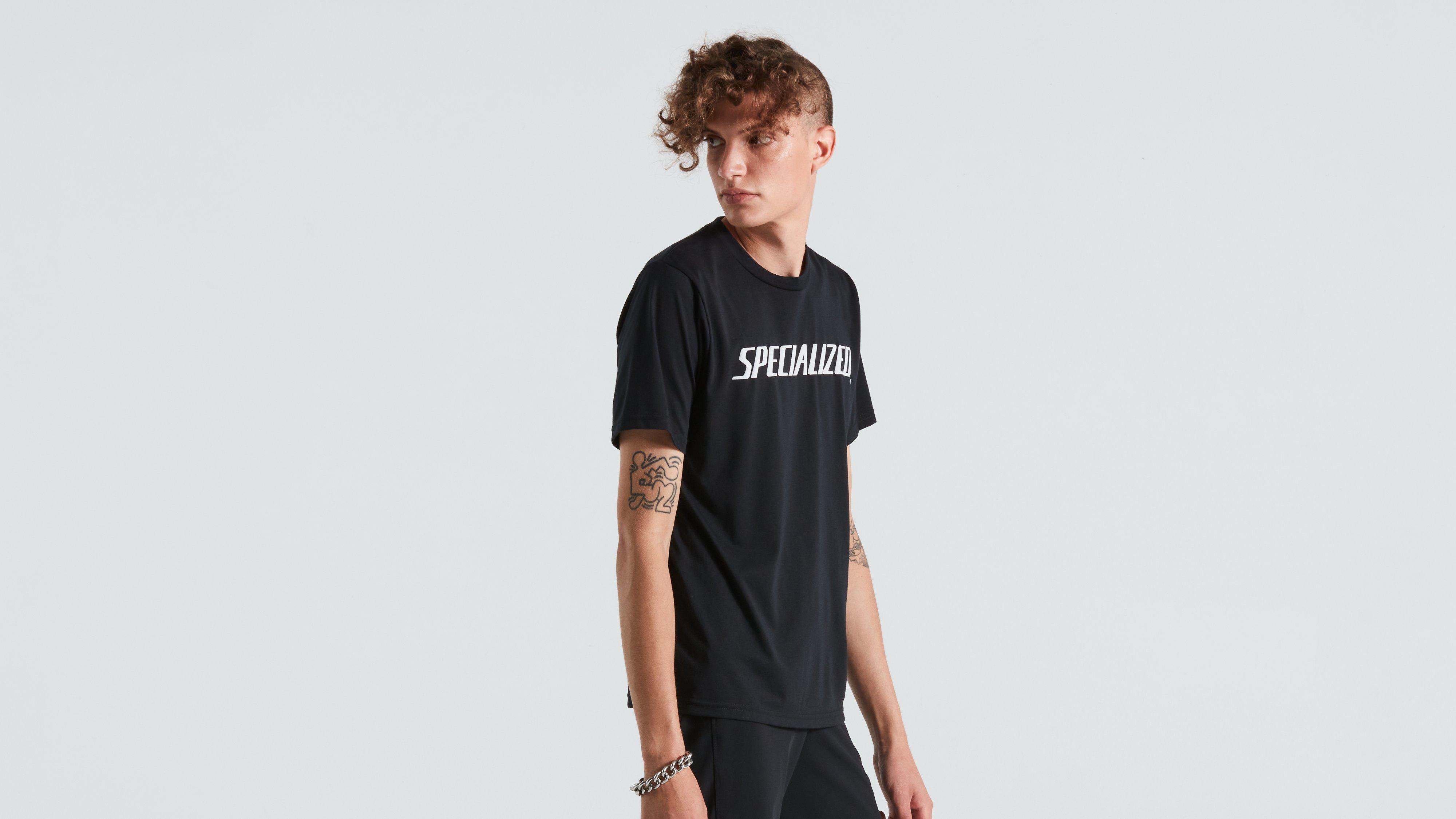 64622-363_APP_WORDMARK-TEE-SS-MEN-BLK-M_HERO_FRONT-3-4.jpg