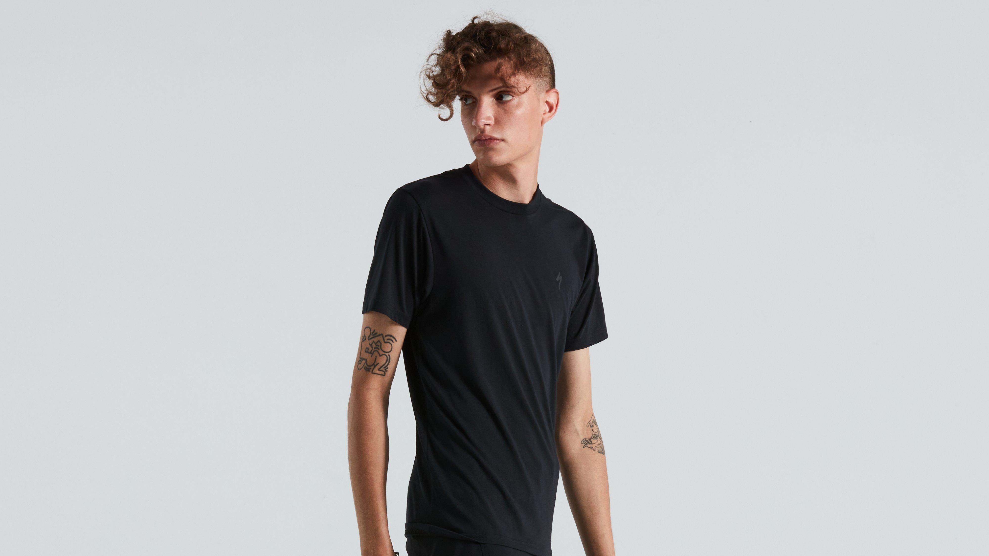 64622-430_APP_SONNE-TEE-SS-BLK-M_FRONT-3-4.jpg