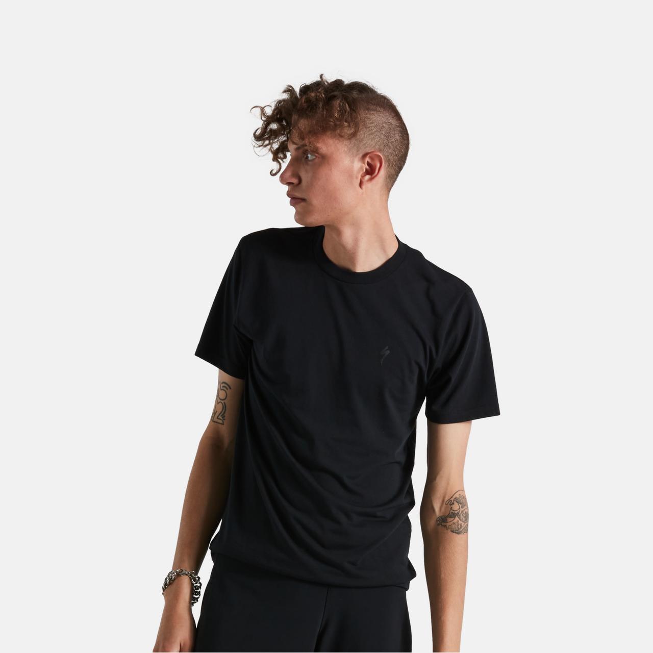 64622-430_APP_SONNE-TEE-SS-BLK-M_PLP-HERO-SQUARE.jpg
