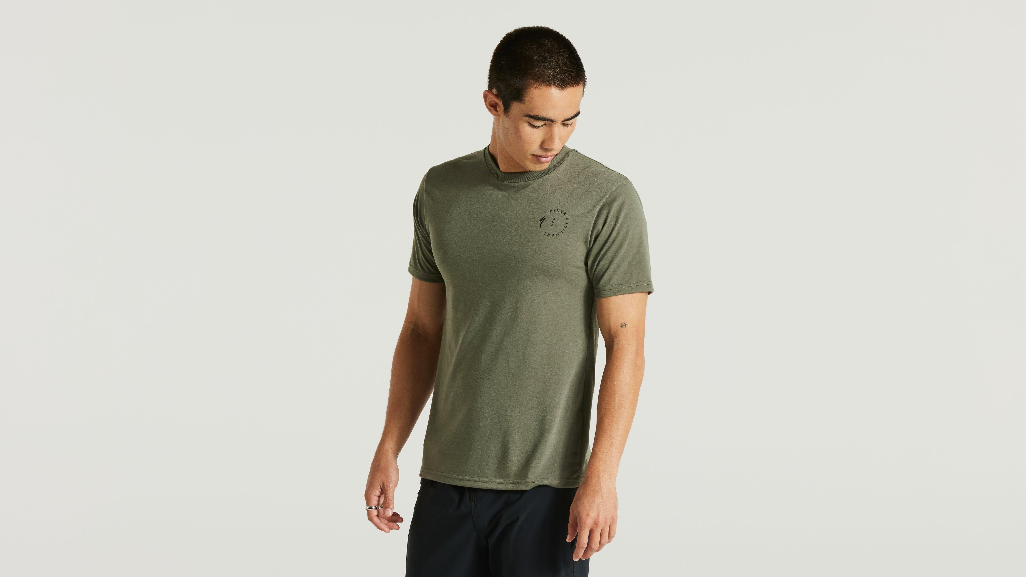 64622-452_APP_STOKE-TEE-OAKGRN-M_FRONT-3-4.jpg