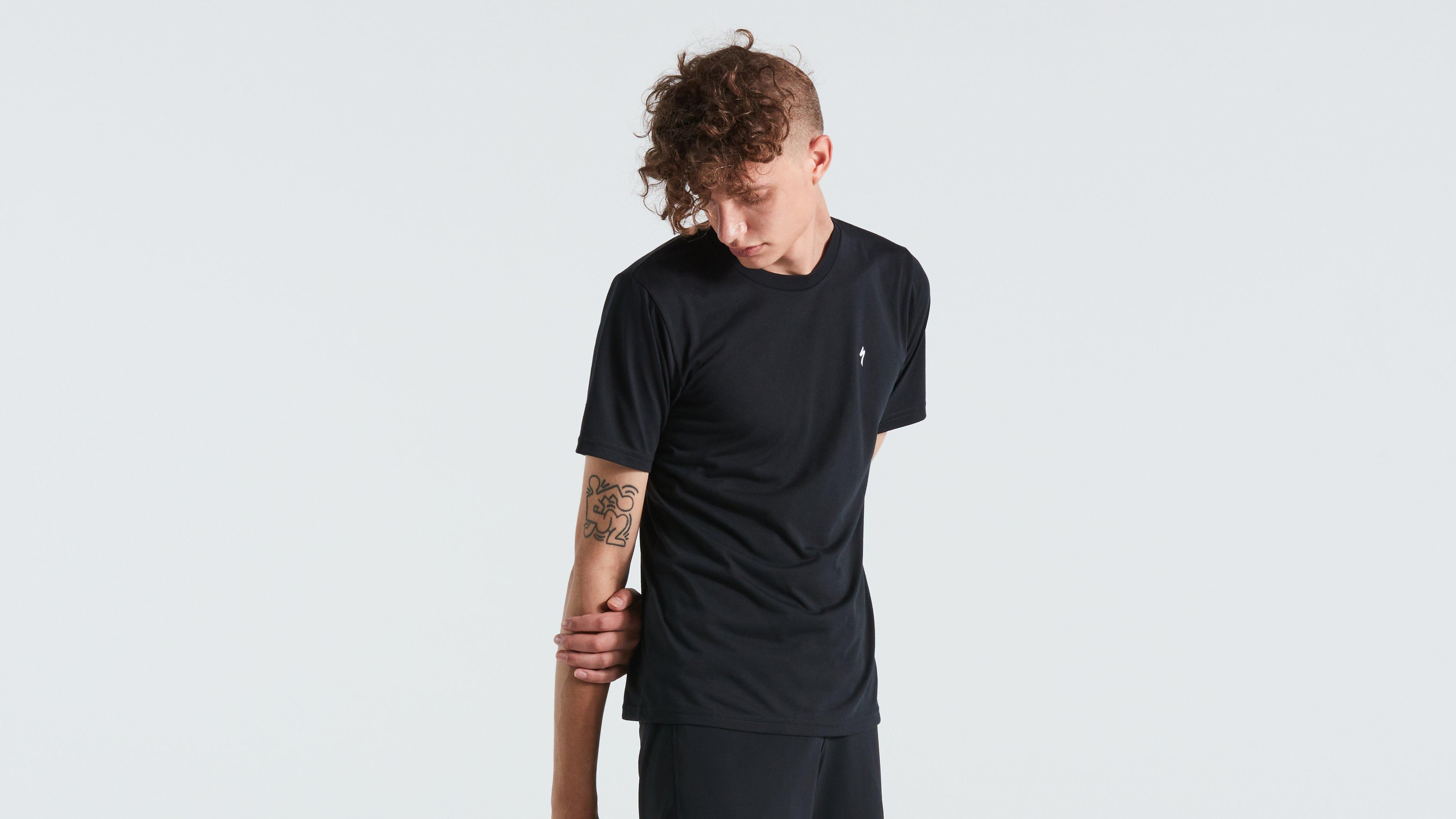 64622-802_APP_DRIRELEASE-TECH-TEE-SS-MEN-BLK-M_FRONT-3-4.jpg