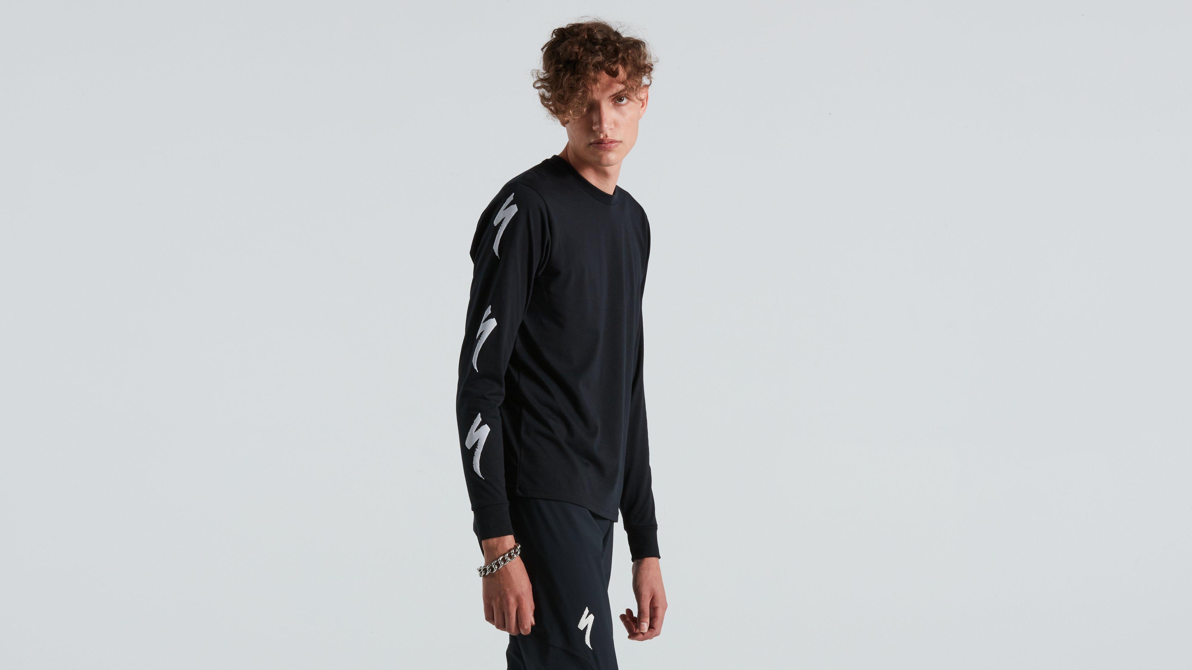 64622-970_APP_REIGN-TEE-LS-BLK-M_FRONT-3-4.jpg