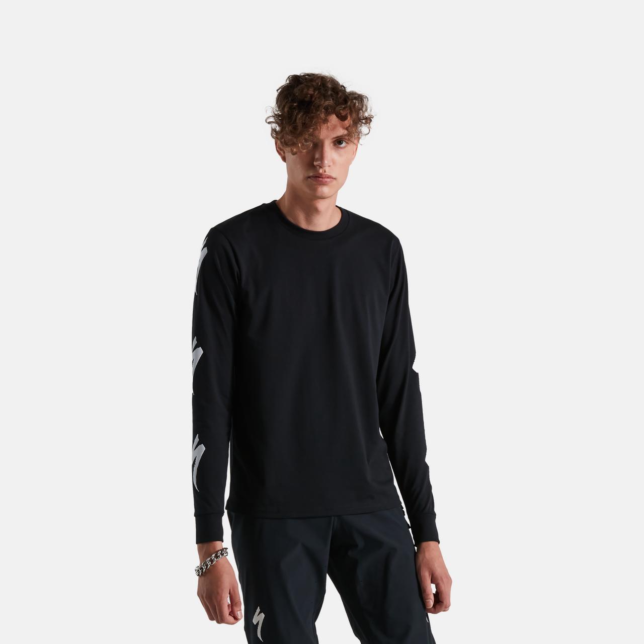 64622-970_APP_REIGN-TEE-LS-BLK-M_PLP-HERO-SQUARE.jpg