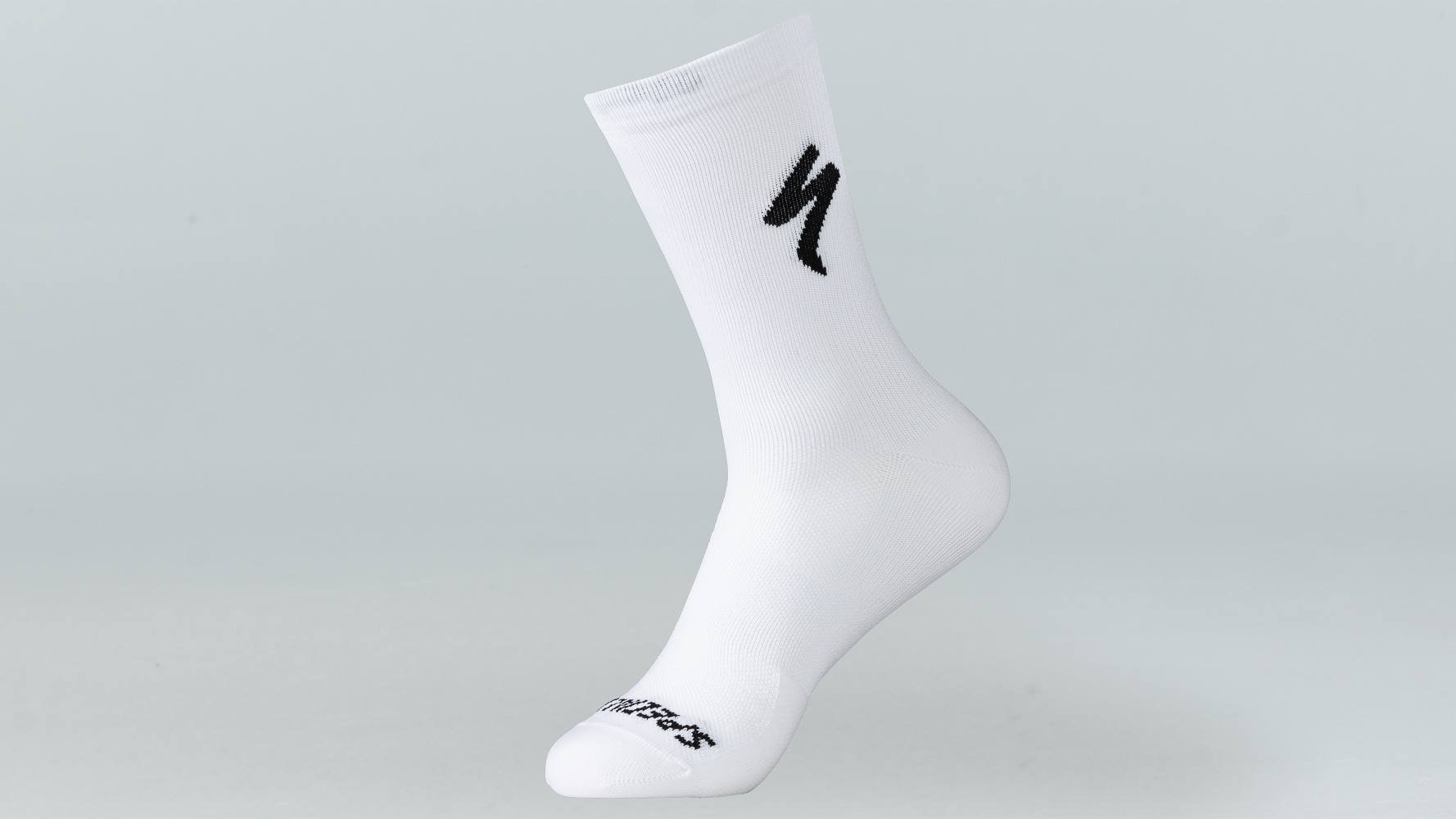 64721-247_APP_SOFT-AIR-TALL-SOCK-WHT-BLK-M_HERO.png