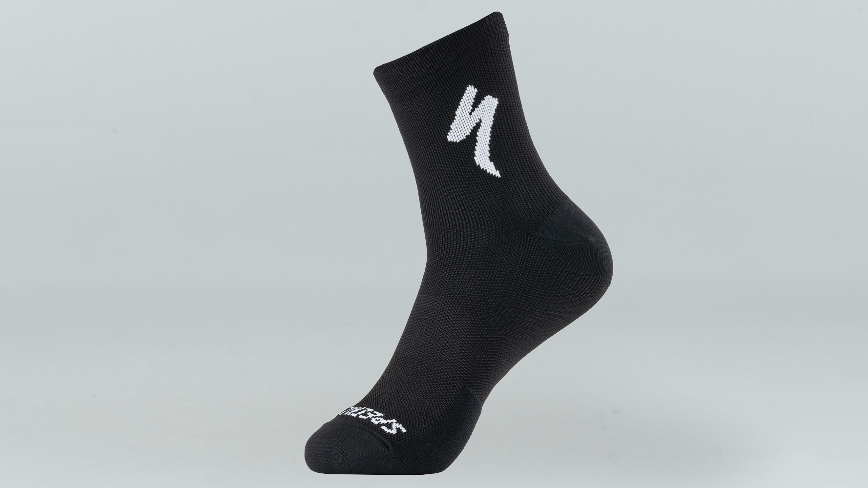 64721-270_APP_SOFT-AIR-MID-SOCK-BLK-WHT-M_HERO.png