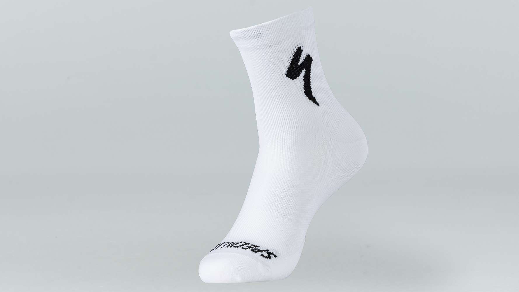 64721-275_APP_SOFT-AIR-MID-SOCK-WHT-BLK-M_HERO.png