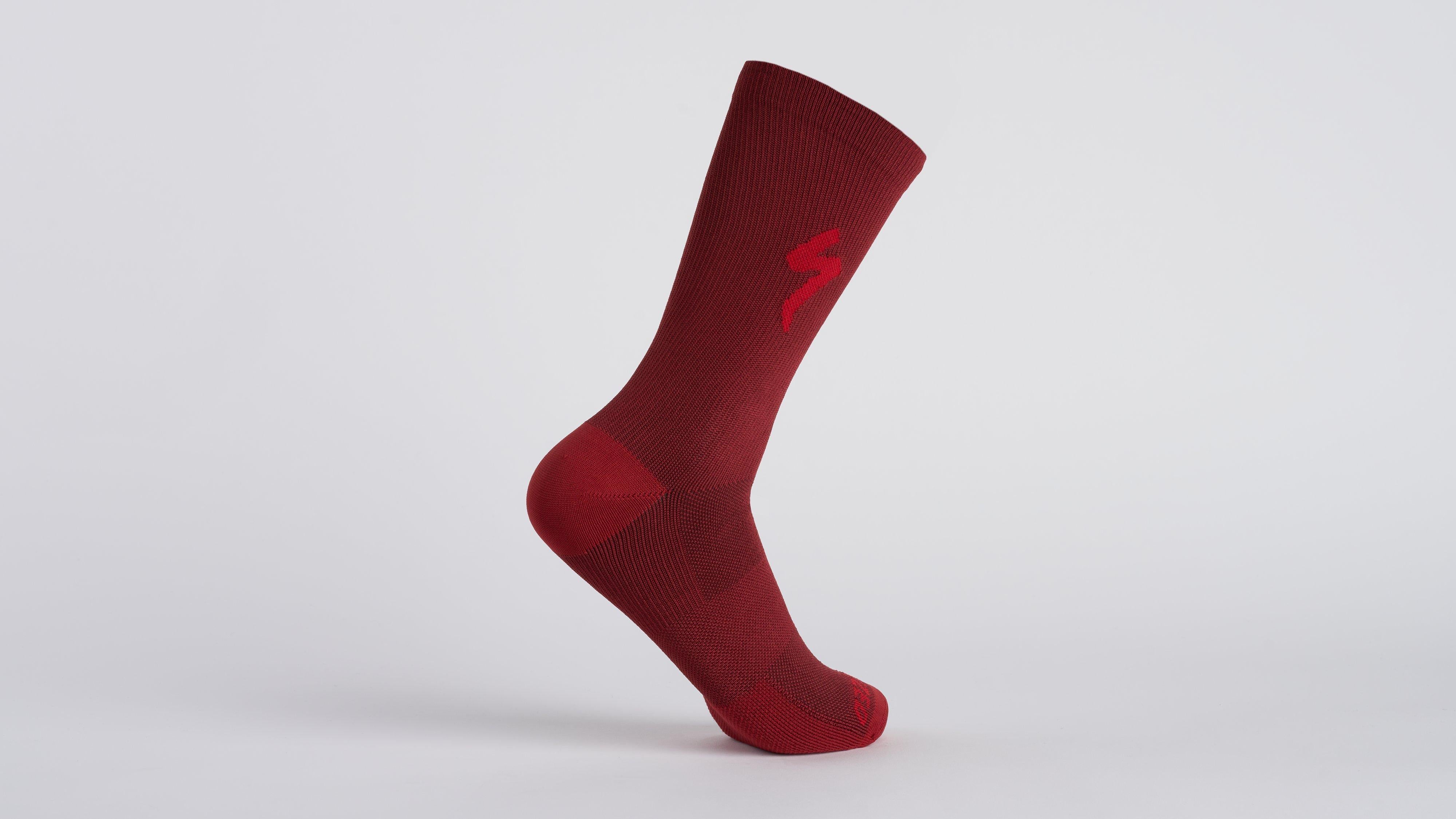 64723-2412_APP_SOFT-AIR-TALL-LOGO-SOCK-GNTRED_HERO.jpg