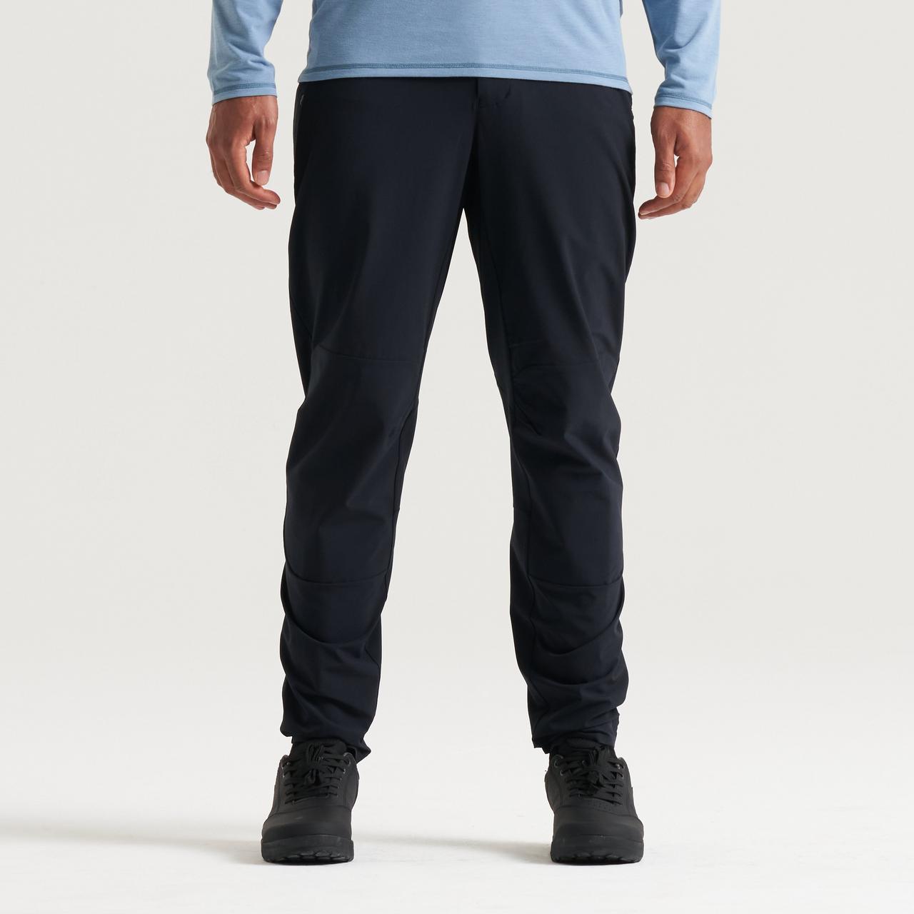 66025-26_APP_TRACTION-PANT-MEN-BLK_HERO-SQUARE.jpg