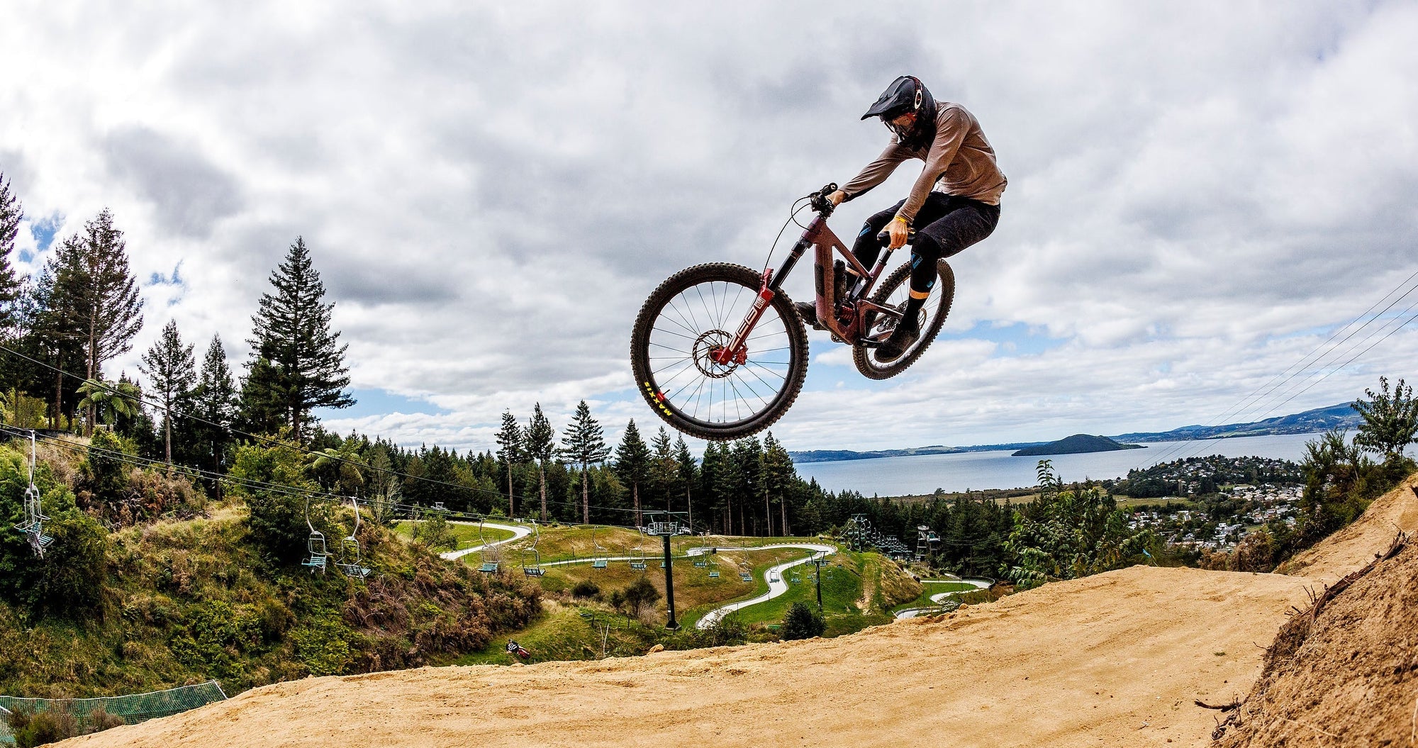 https://www.santacruzbicycles.com/cdn/shop/files/CWXRoto24_K4A4369.jpg?v=1736806139&width=2000