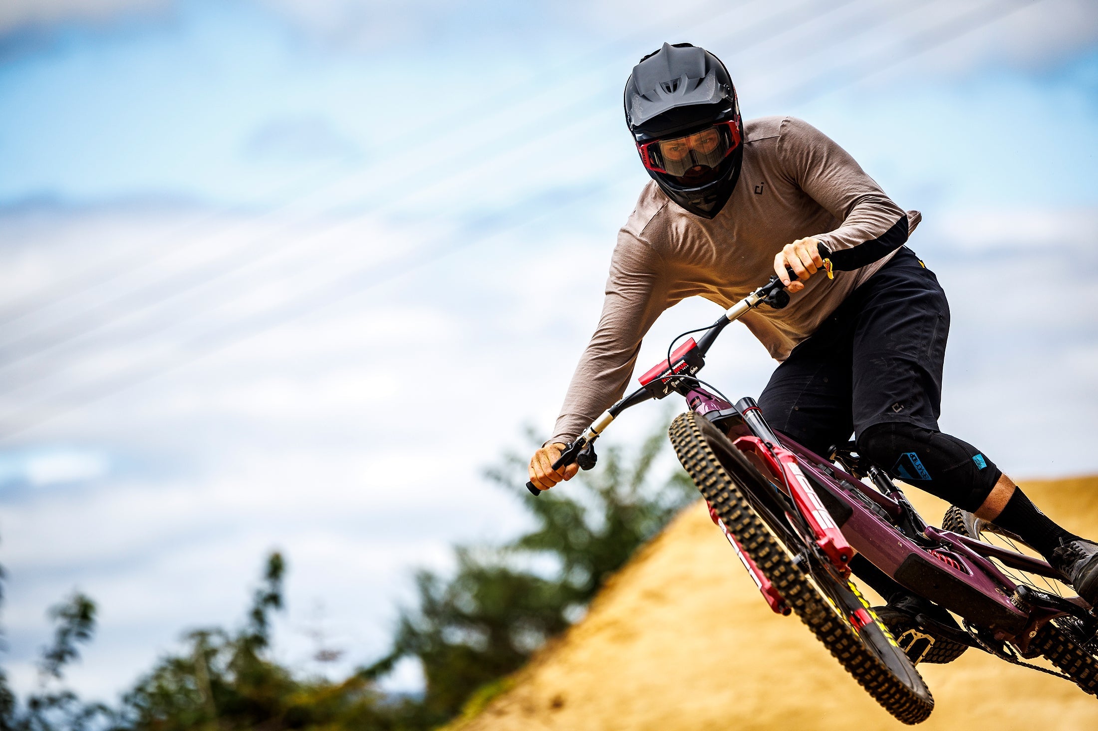 https://www.santacruzbicycles.com/cdn/shop/files/CWXRoto24_M3_1924.jpg?v=1736806199&width=2200