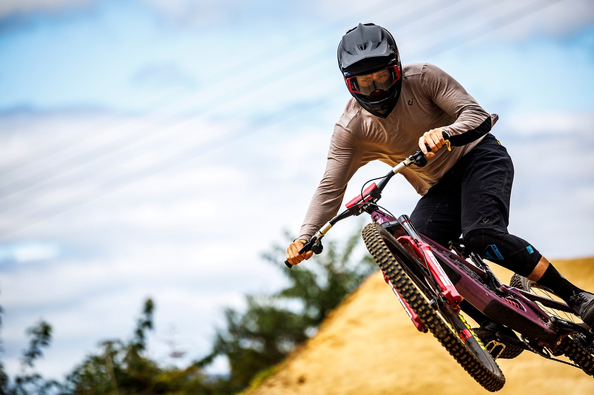 https://www.santacruzbicycles.com/cdn/shop/files/CWXRoto24_M3_1924.jpg?v=1736806199&width=2000
