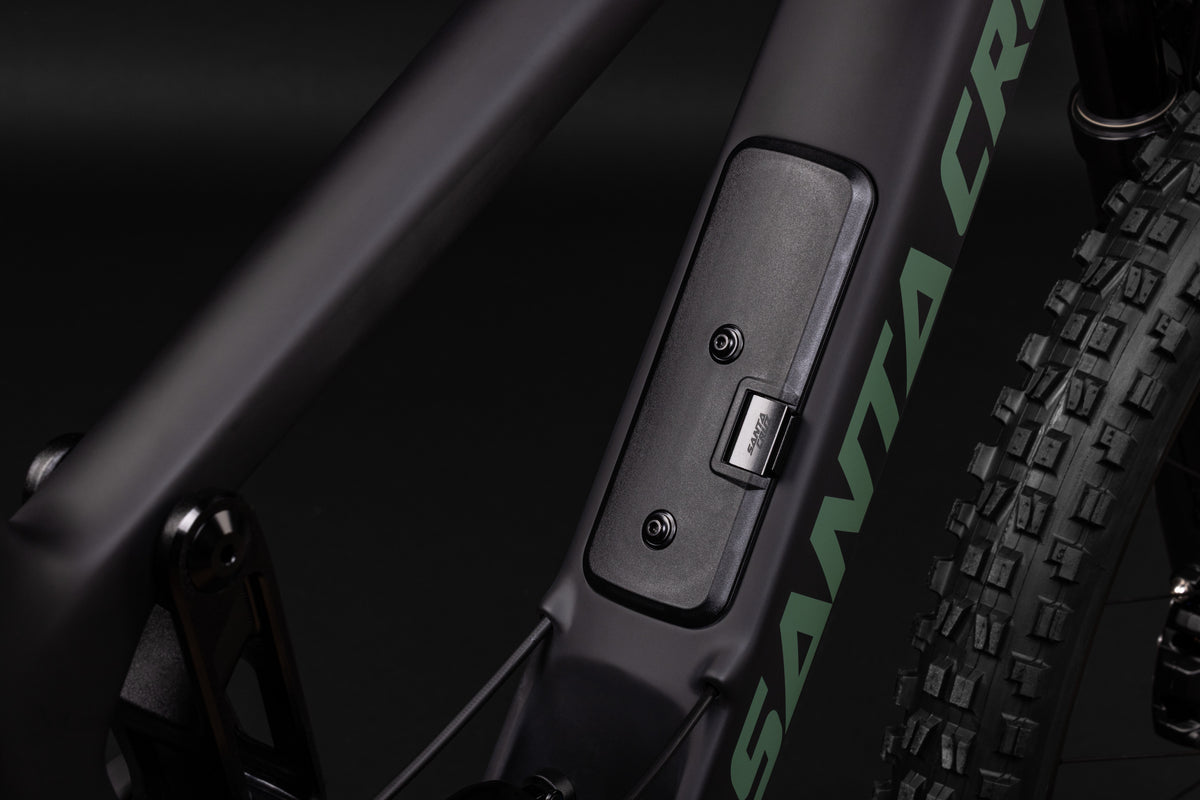 https://www.santacruzbicycles.com/cdn/shop/files/Hightower_Glovebox.jpg?v=1743088155&width=1200