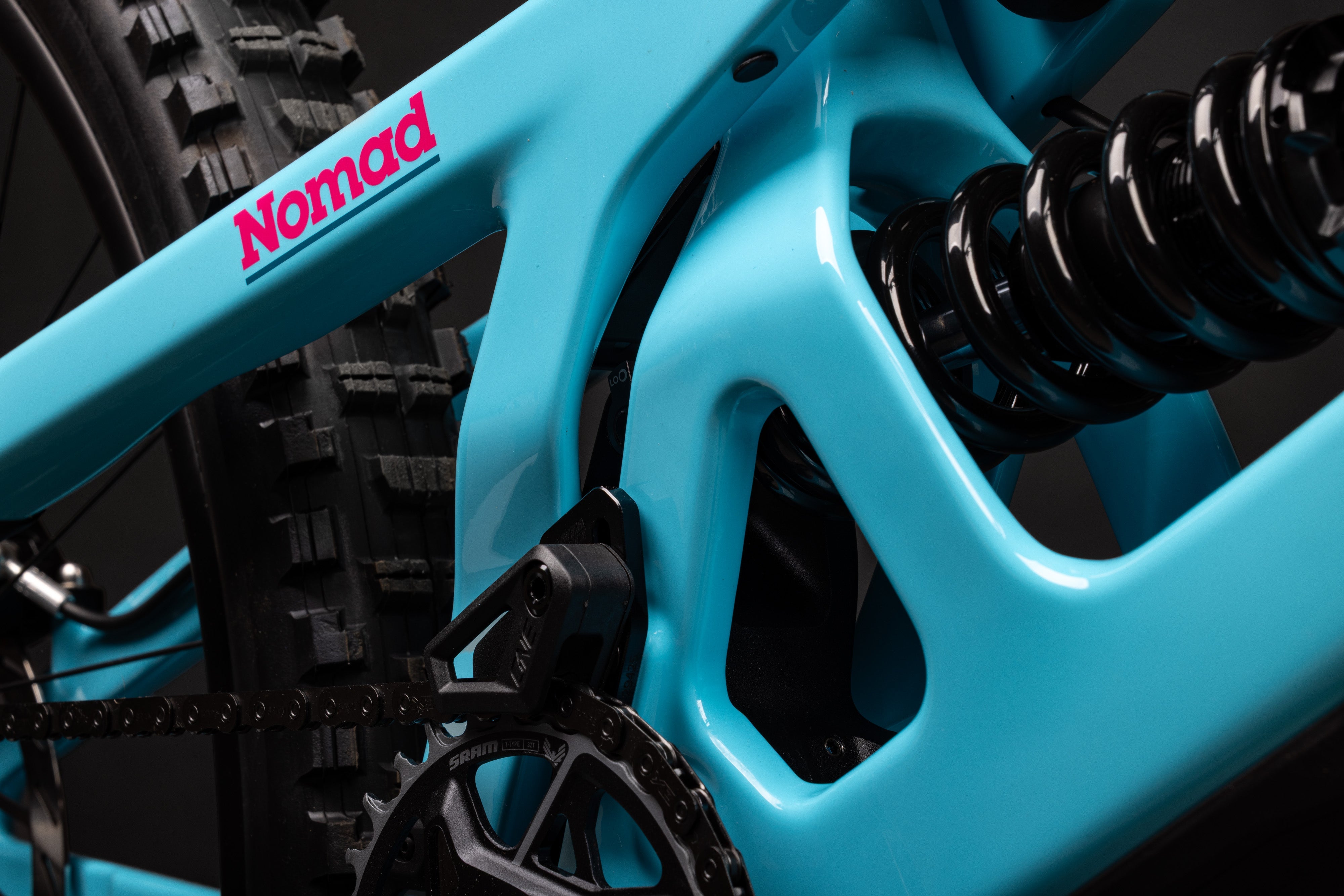 https://www.santacruzbicycles.com/cdn/shop/files/MY27_Nomad_Details_0012_c2f18546-870b-41d8-be7f-d7d705f2aea5.jpg?v=1775668303