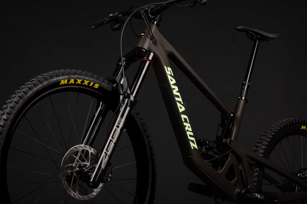 https://www.santacruzbicycles.com/cdn/shop/files/MY27_Nomad_Details_0024_4a724207-396a-40a4-a90a-dc83d059dbf4.jpg?v=1775775346&width=1200