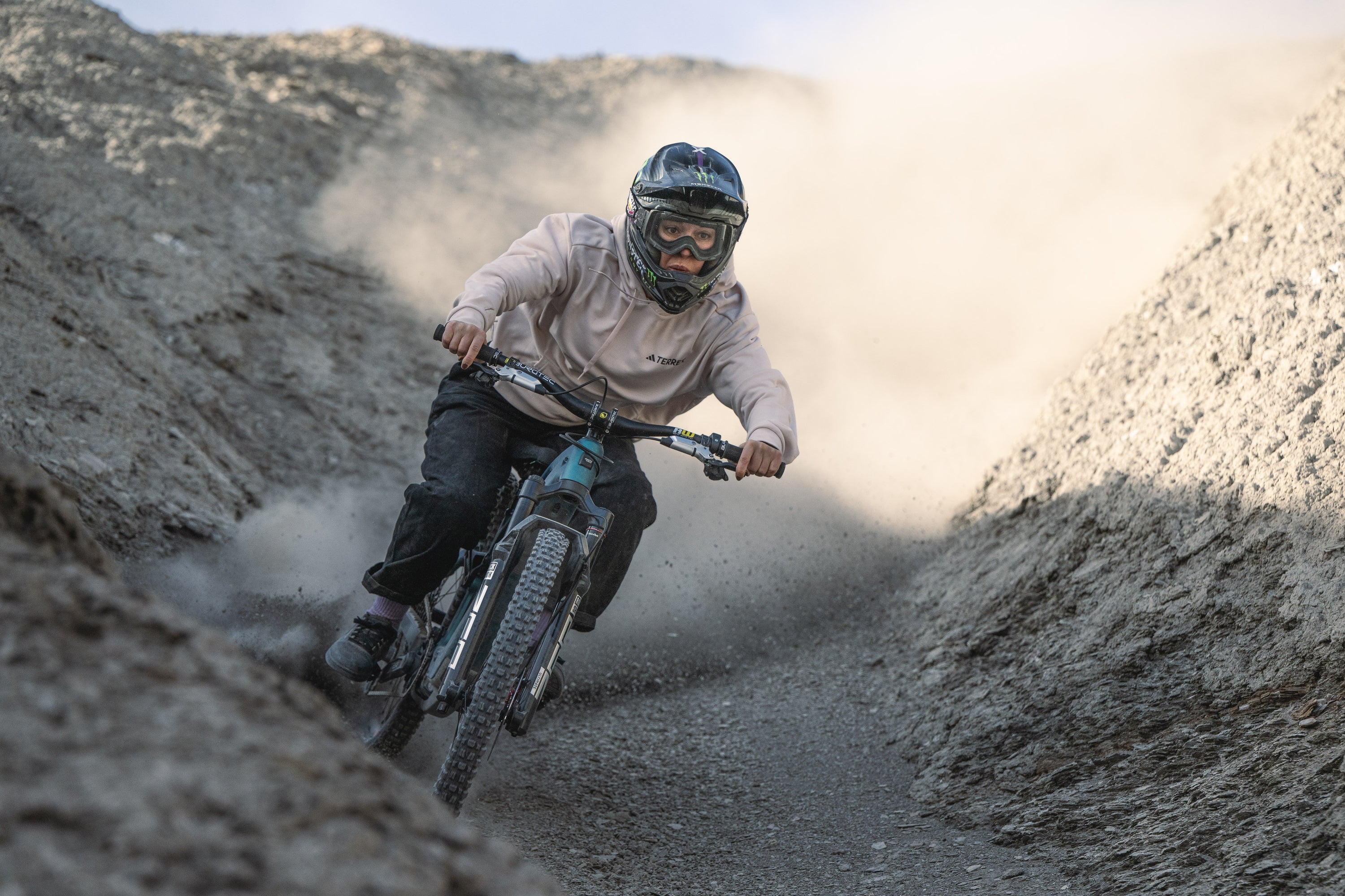https://www.santacruzbicycles.com/cdn/shop/files/PG_250210_SantaCruz_00817_db368348-cfa8-437c-85bb-e40c100ae83a.jpg?v=1743540926&width=3000