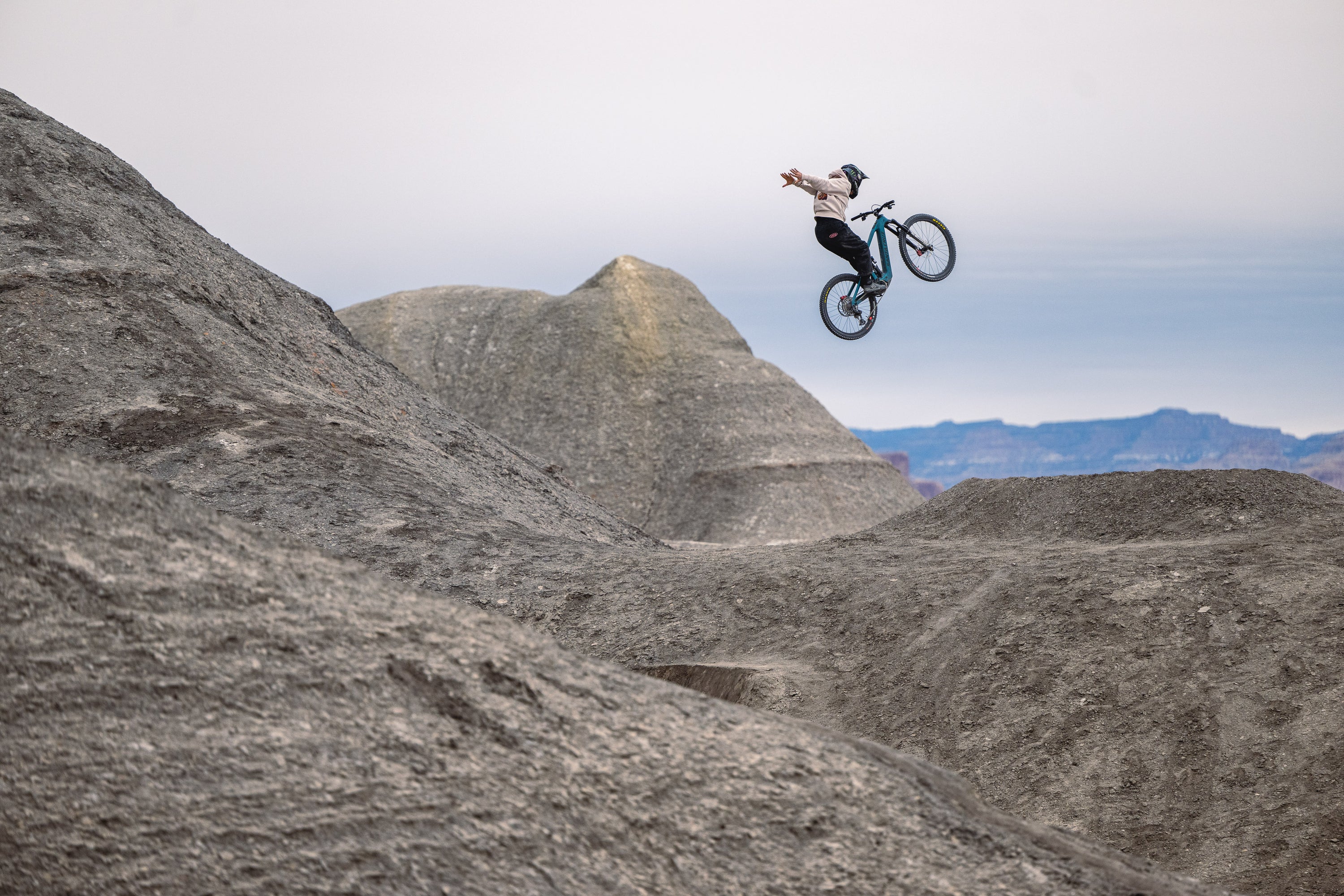 https://www.santacruzbicycles.com/cdn/shop/files/PG_250213_SantaCruz_00267_16bd7c28-5c04-4eb0-8210-980b802903f0.jpg?v=1743540926&width=3000