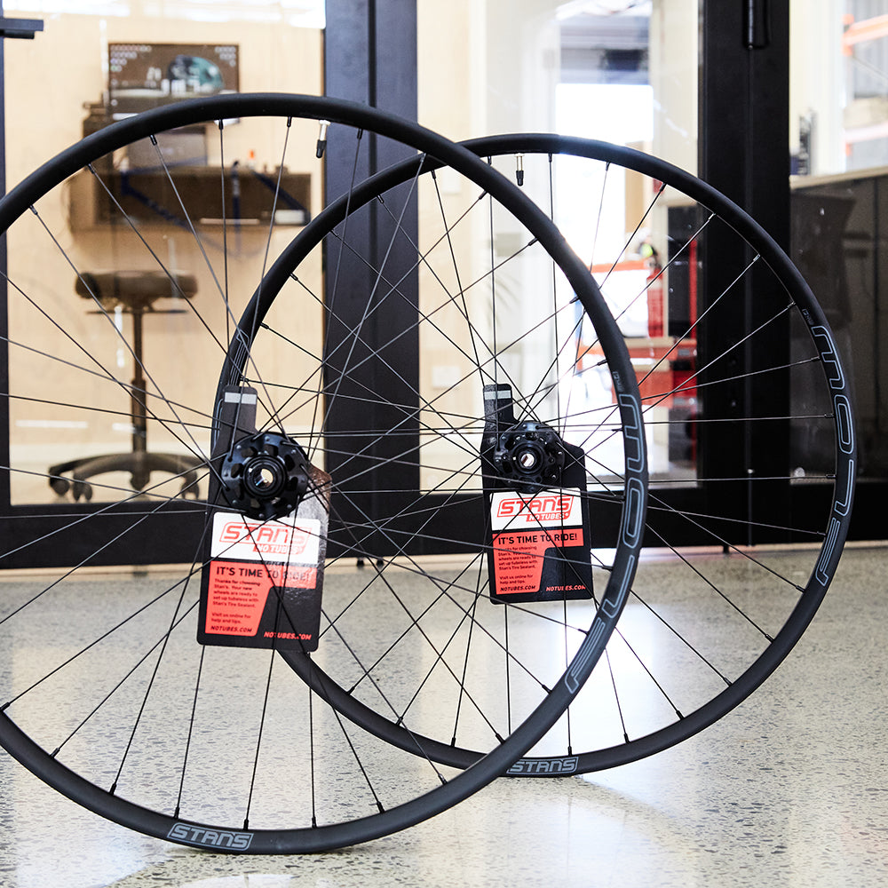 ["STAN'S NOTUBES - FLOW MK4 29\" WHEELSET - M-PULSE"]