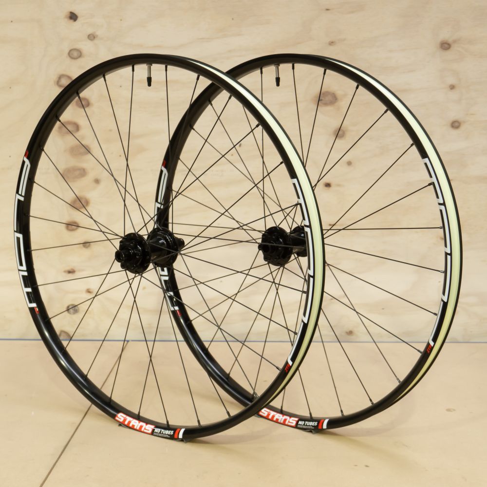 ["STAN'S NOTUBES - FLOW MK3 SUPERBOOST WHEELSET - I9 101 - WBWO"]